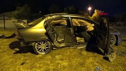 Burdur'da otomobil refüje çıkıp aydınlatma direğine çarptı, sürücü yaralandı