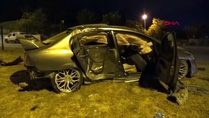 À Burdur, la voiture est entrée sur le terre-plein et a percuté un poteau d'éclairage, le conducteur a été blessé