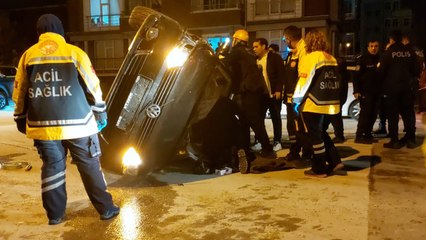 İki araca çarpıp yan yatan otomobilin alkollü sürücüsü: El frenini çekin, araba kaymasın