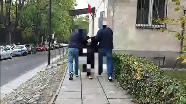 Polonya'da cansız manken taklidi yapan hırsız, mağazaları soyup soğana çevirdi