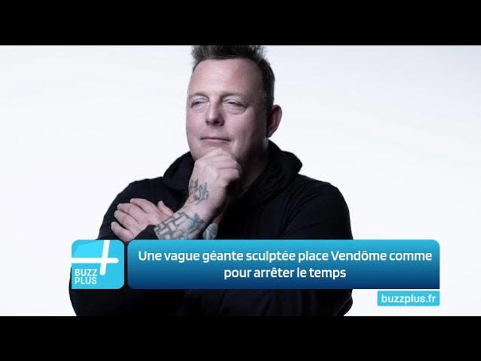 Une vague géante sculptée place Vendôme comme pour arrêter le temps