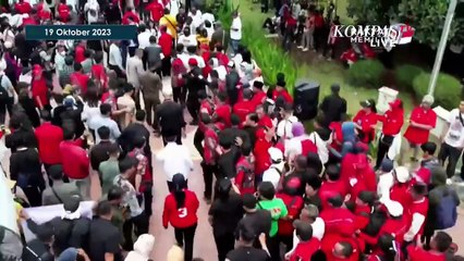 Momen Ganjar dan Mahfud MD Naik Mobil Pick Up Menuju ke KPU Jelang Daftar Pilpres 2024