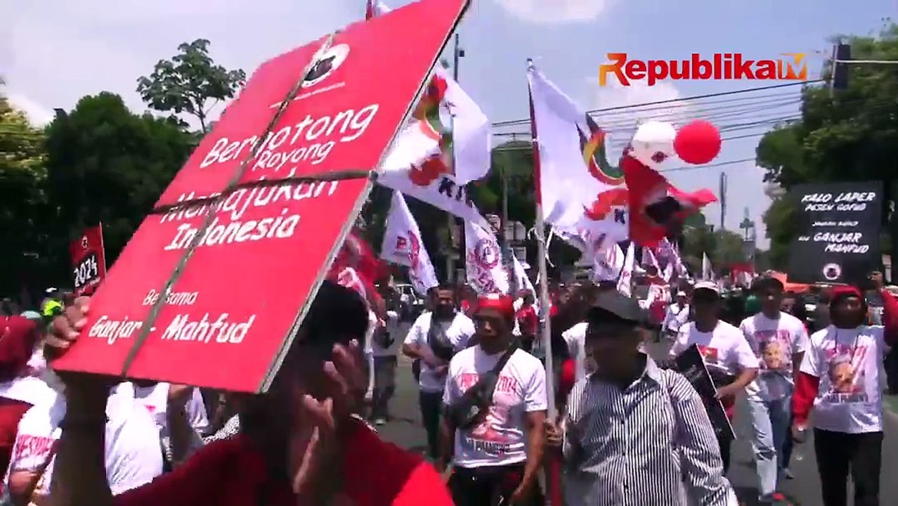 Ragam Pendukung Ganjar-Mahfud Saat Pendaftaran di KPU