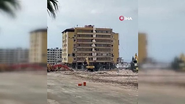 Halatla çekilerek yıkılan 9 katlı binanın yerle bir olma anı kamerada