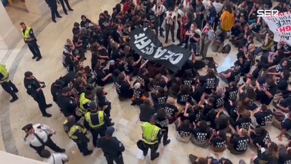Un grupo de judíos entra en el Capitolio de EEUU para exigir el alto el fuego en Gaza