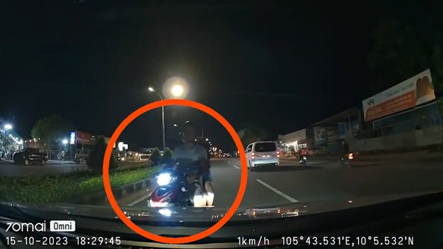 Thanh niên chạy xe máy ngược chiều còn thách thức ô tô đi đúng luật