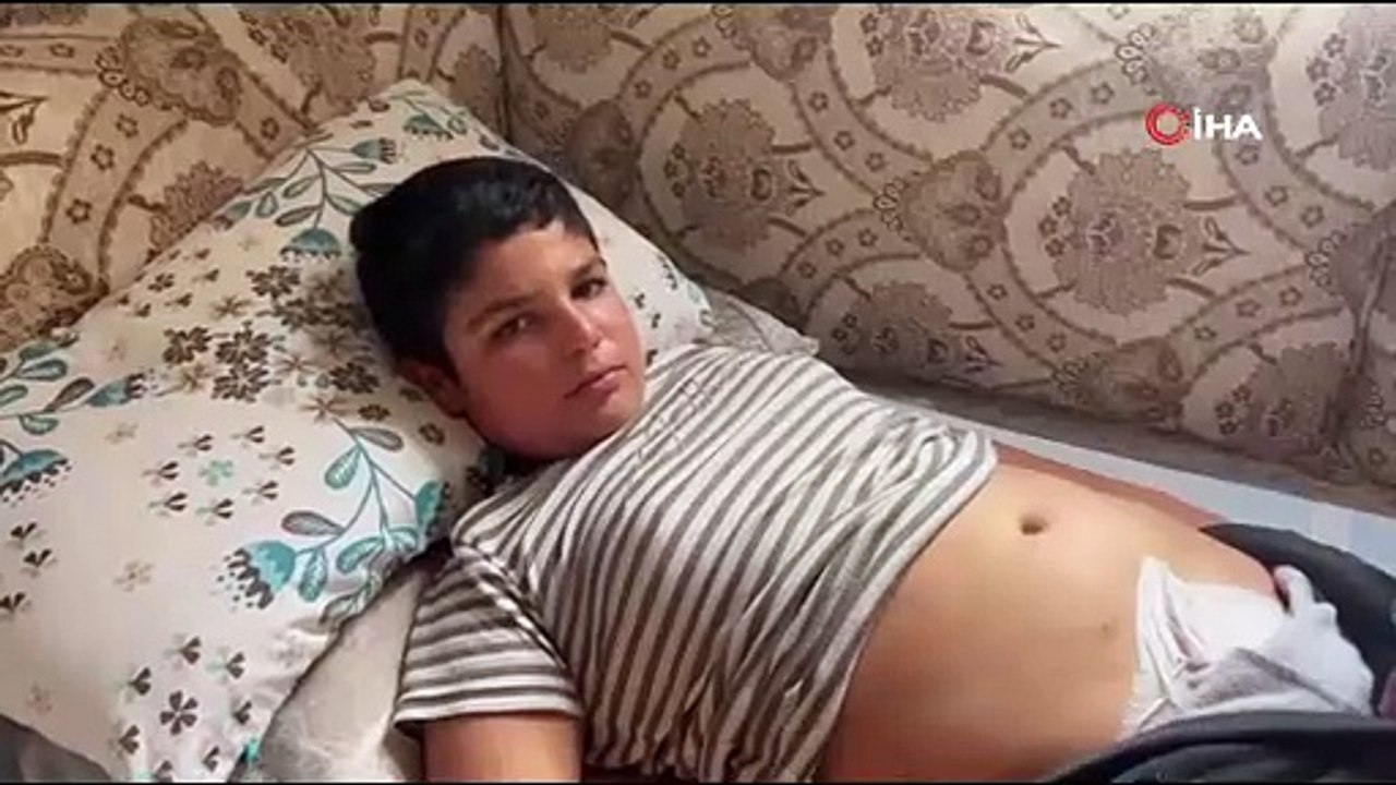 Sokak köpekleri çocuğa dehşeti yaşattı: Bisiklettin demir kolu kasık bölgesine saplandı