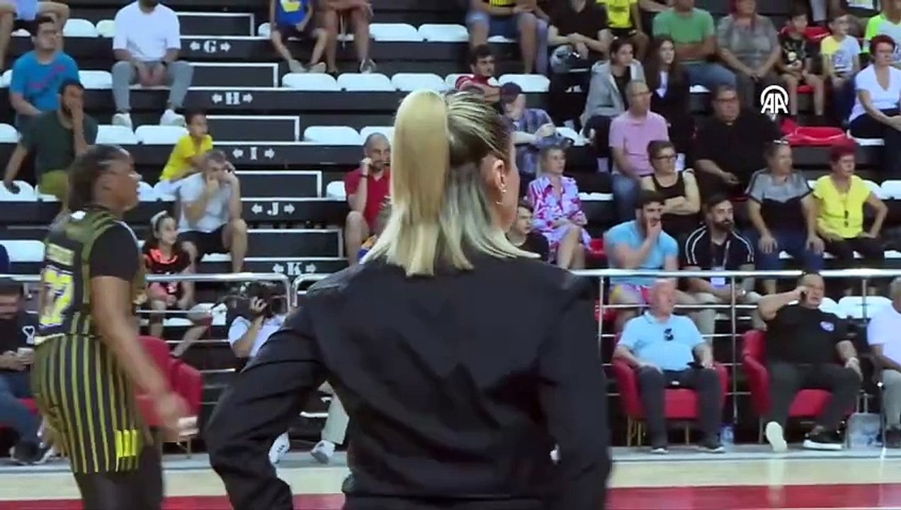 Qui est Selen Erdem ?Quelle équipe dirige Selen Erdem, qui ressemble à Fatih Terim ?