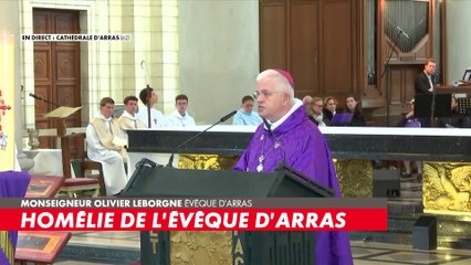 Obsèques de Dominique Bernard : la sortie du cercueil de la cathédrale d'Arras