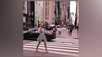 Meryem Uzerli New York sokaklarında poz verdi, herkes yüzündeki şişliğe takıldı