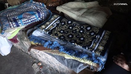 بسبب نقص الكهرباء والغاز.. فلسطينيون في قطاع غزة يلجؤون إلى الحطب