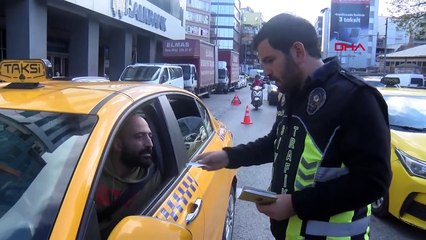 Inspection assistée par drone des conducteurs qui ne cèdent pas le passage aux piétons à Kadıköy