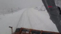 Van-Bahçesaray Karabet Geçidi'nde Kar Yağışı ve Sis Etkili Oldu