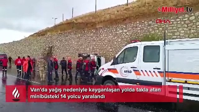 Yağış nedeniyle kayganlaşan yolda minibüs devrildi: 14 yaralı