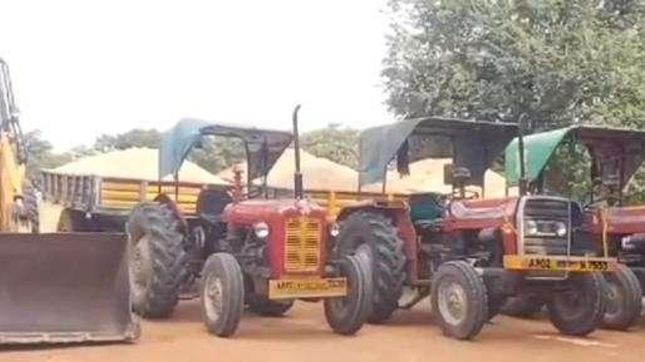 సత్యసాయి జిల్లా: హిందూపురంలో మూడు టాక్టర్లు సీజ్