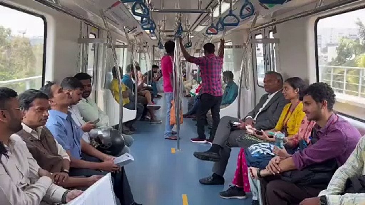 आइटीबीटी मंत्री प्रियांक खरगे ने मेट्रो ट्रेन क...
