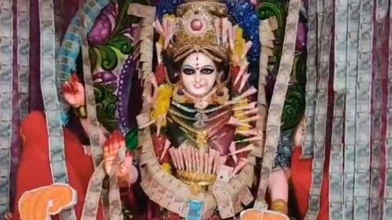 ములుగు: కరెన్సీ నోట్లతో అమ్మవారికి అలంకరణ..!