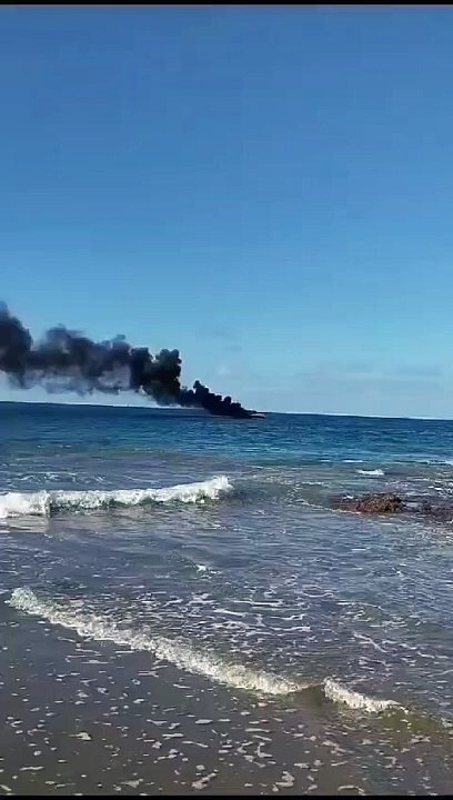Arde un barco en la costa de Adeje