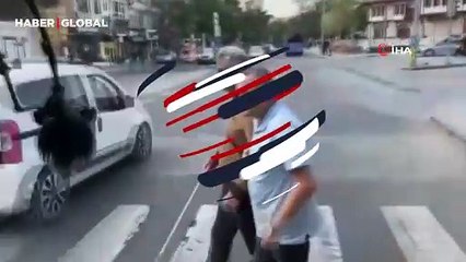 Otobüs şoförü trafiği durdurup engelli vatandaşa yardım etti, o anlar yürekleri ısıttı