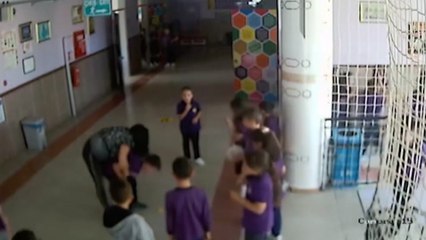 Uşak'ta boğazına portakal kaçan öğrenciyi öğretmen kurtardığı anlar kamerada