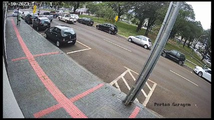 Vídeo mostra suspeitos de estelionato abandonando carro e correndo da Polícia