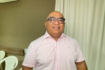 Prefeito de Monte Horebe dá exemplo de empatia e rapa a cabeça em solidariedade a amigo com câncer