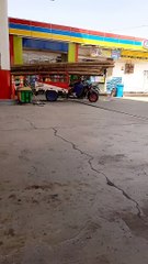 Une moto mal équilibrée vacille