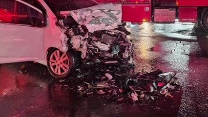 사거리에서 승용차가 시내버스 들이받아...6명 부상  / YTN