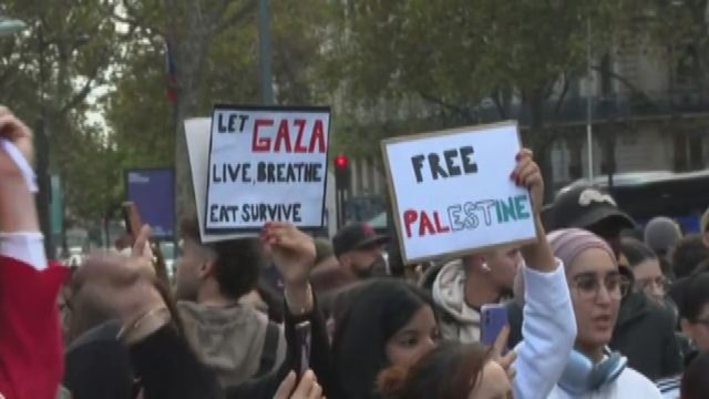 Manifestanti a Parigi al grido di Israele assassino, Macron complice