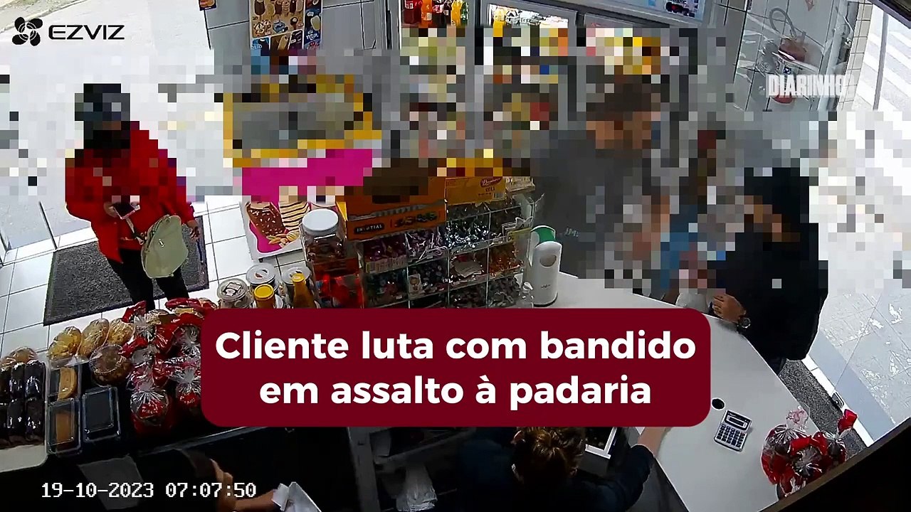 Cliente luta com bandido em assalto à padaria