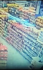 Vídeo: homem é flagrado por câmera escondendo picanha na cueca