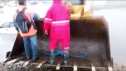 Así fue rescatado un taxi atrapado en el agua tras lluvia y granizo en El Alto