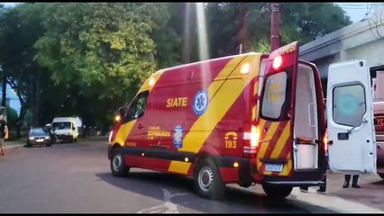 Mulher fica ferida ao sofrer queda enquanto trabalhava na Rua Rafael Picoli