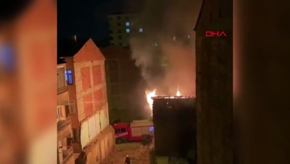 Elazığ'da 2 Katlı Binanın Çatısında Yangın Çıktı