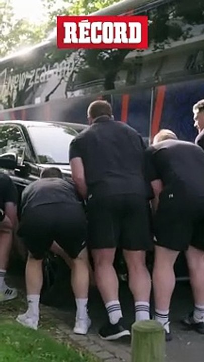 All Blacks de Nueva Zelanda LEVANTAN UN AUTO de TRES TONLADAS para despejar el camino de su AUTOBÚS