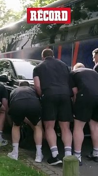 All Blacks de Nueva Zelanda LEVANTAN UN AUTO de TRES TONLADAS para despejar el camino de su AUTOBÚS