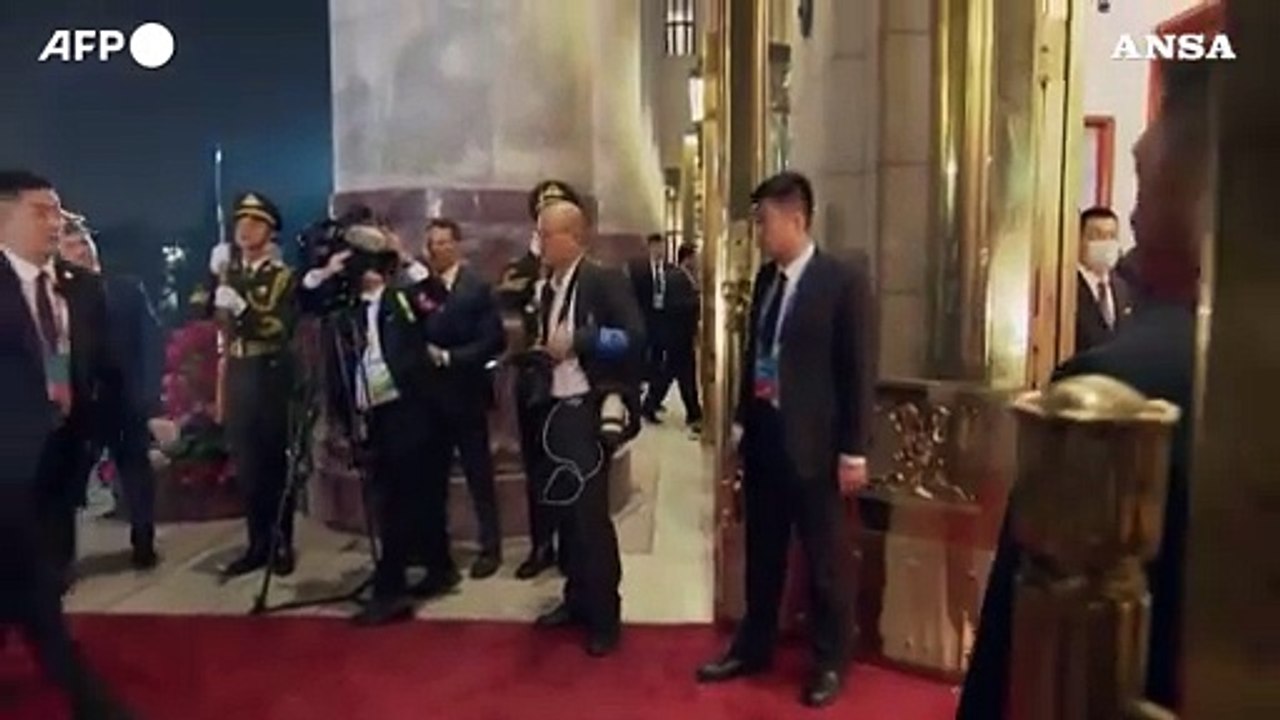 Putin in Cina, foto di gruppo con gli altri leader prima del vertice Belt and Road