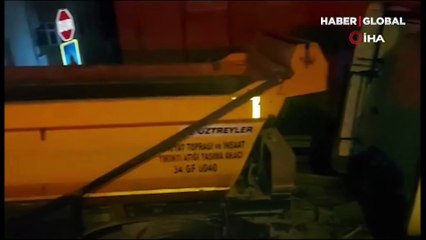 Maltepe'de hafriyat kamyonu polis aracına çarparak kaçtı: İki polis ağır yaralı 