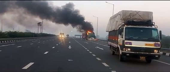 दिल्ली-मेरठ एक्सप्रेस वे पर कैमिकल से लदा ट्रक बना आग का गोला, देखें वीडियो