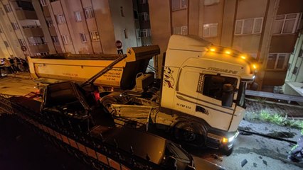 Hafriyat kamyonu polis aracına çarpıp kaçtı