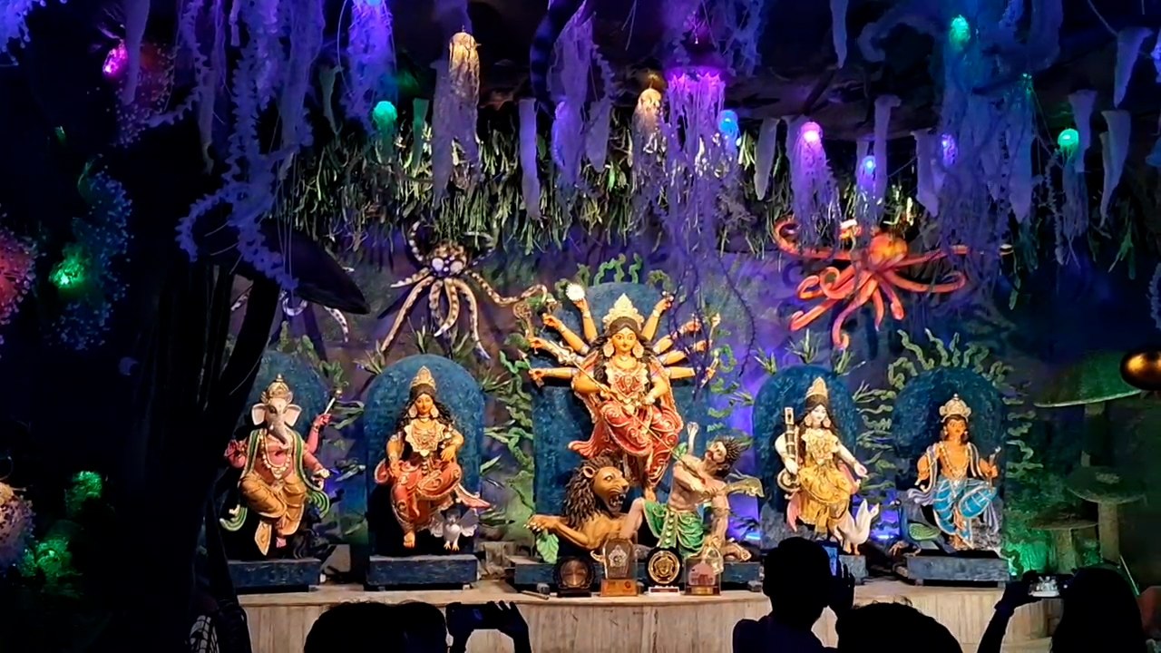 অভিনব থিম বাঁকুড়ার পুজোয়, কলকাতা ছেড়ে এবার জেলায় ভিড় জমাচ্ছেন দর্শনার্থীরা | Oneindia Bengali