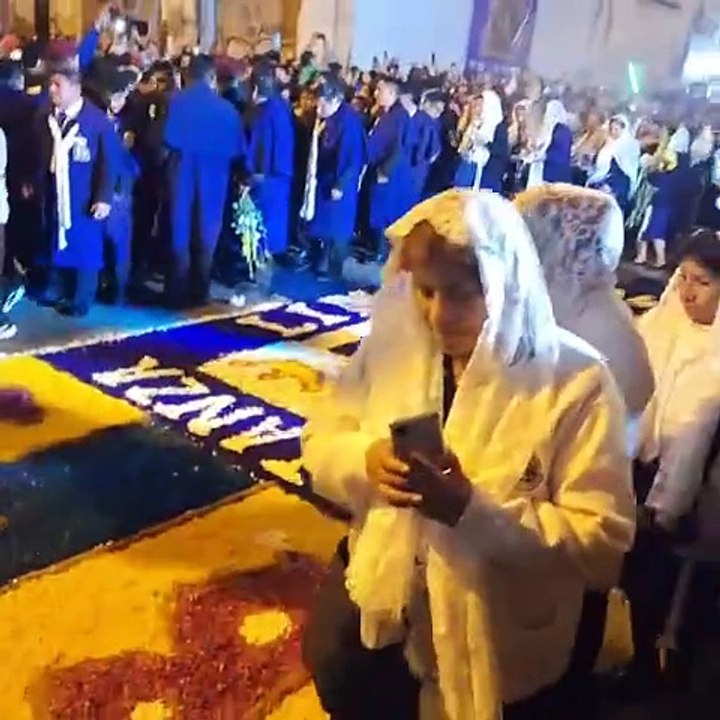 Hinchas de Alianza Lima reciben al Señor de los Milagros entre cánticos y banderas