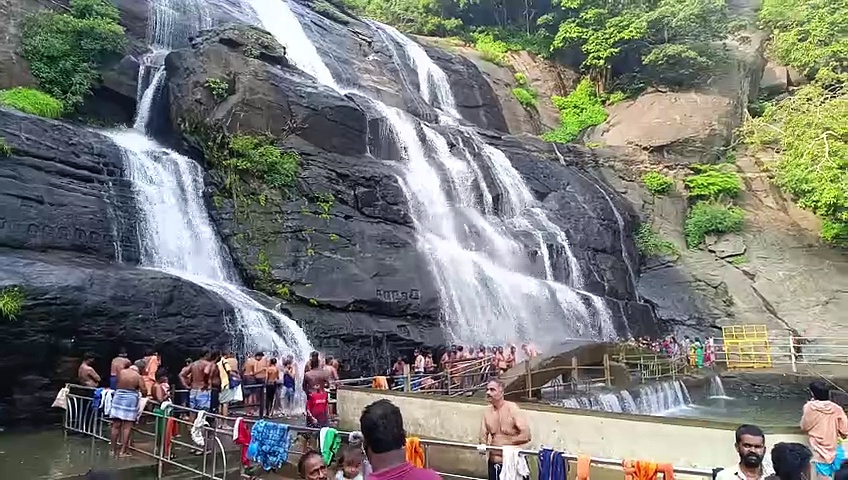 குற்றால அருவிகளில் நீர்வரத்து அதிகரிப்பு; சுற்றுலா பயணிகள் மகிழ்ச்சி