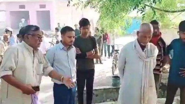 कबाड़ी ने ख़ुद को लगाई आग़, फिर पानी के लिए तड़फा, वीडियो उड़ा देगा होश