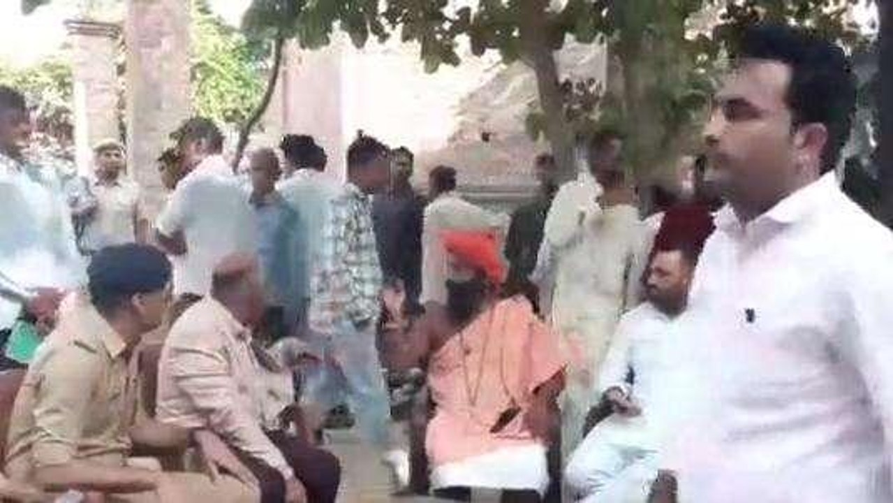 बागपत: मुख्यमंत्री के संभावित दौरे को लेकर डीएम एसपी पहुंचे आश्रम
