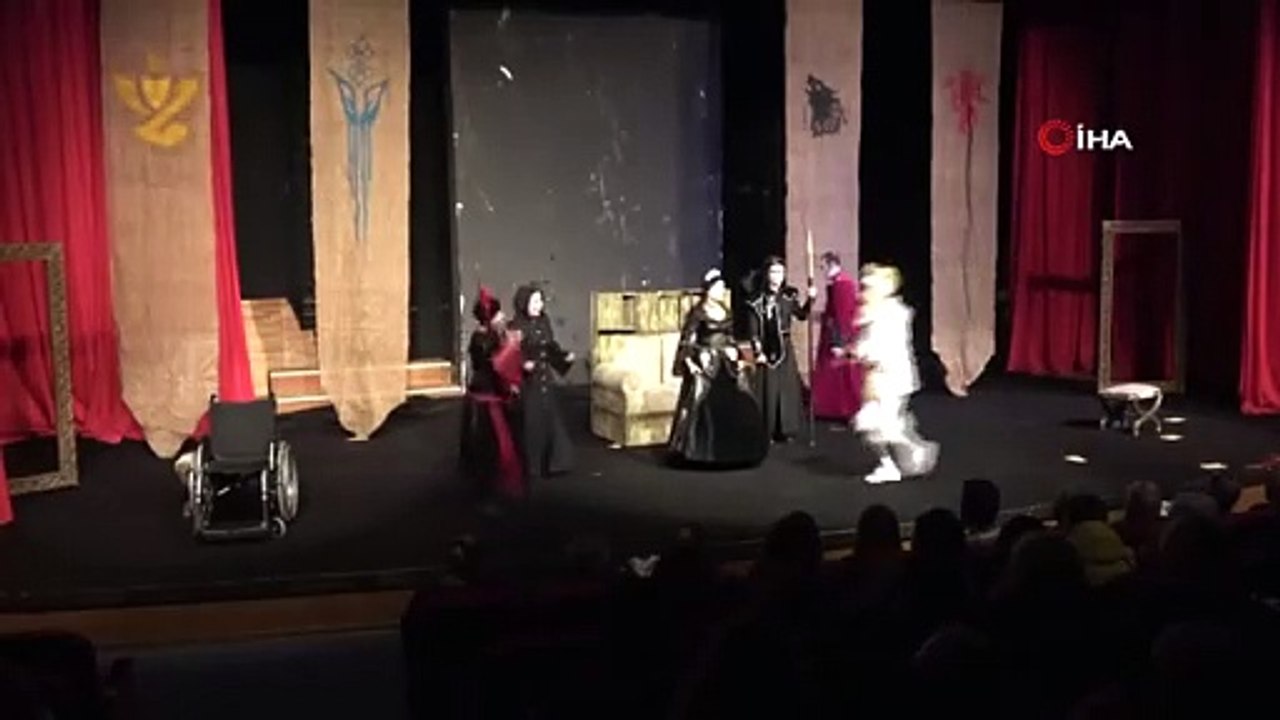 Des acteurs de théâtre azerbaïdjanais ont mis en scène "Le roi est en train de mourir" à Amasya
