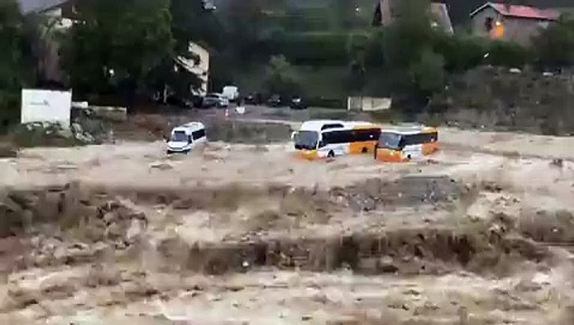 Intempéries dans le 06: les bus prévus pour l’évacuation sur le point d’être emportés