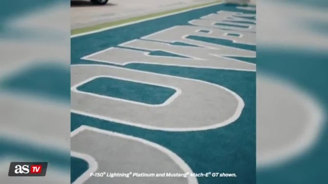 Checo Pérez trains with the Dallas Cowboys