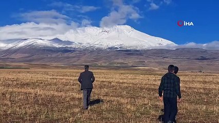 Süphan Dağı portait sa robe de mariée blanche