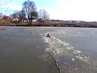 "Un héroe sin capa": Hombre rompe con sus manos bloques de hielo para rescatar a perrito